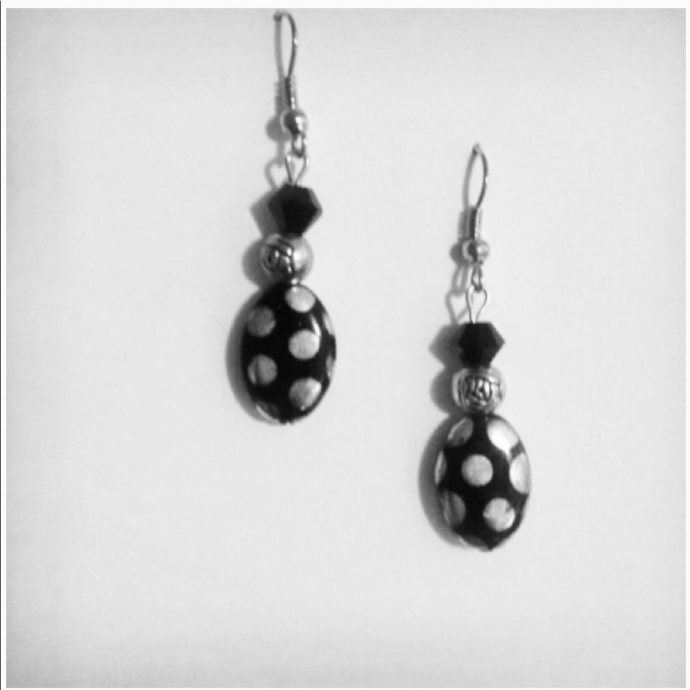 🌹✅2/12 Dazzling Polka Dot earrings.